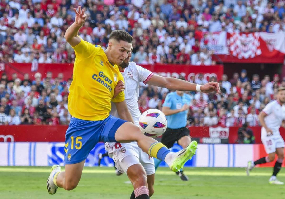 Mika Mármol, al cruce en el partido ante el Sevilla de la primera vuelta.