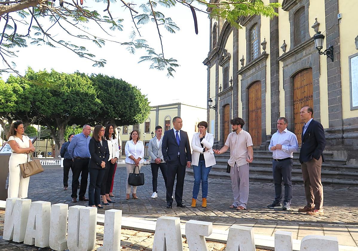 El alcalde, la consejera insular y miembros del gobierno local.