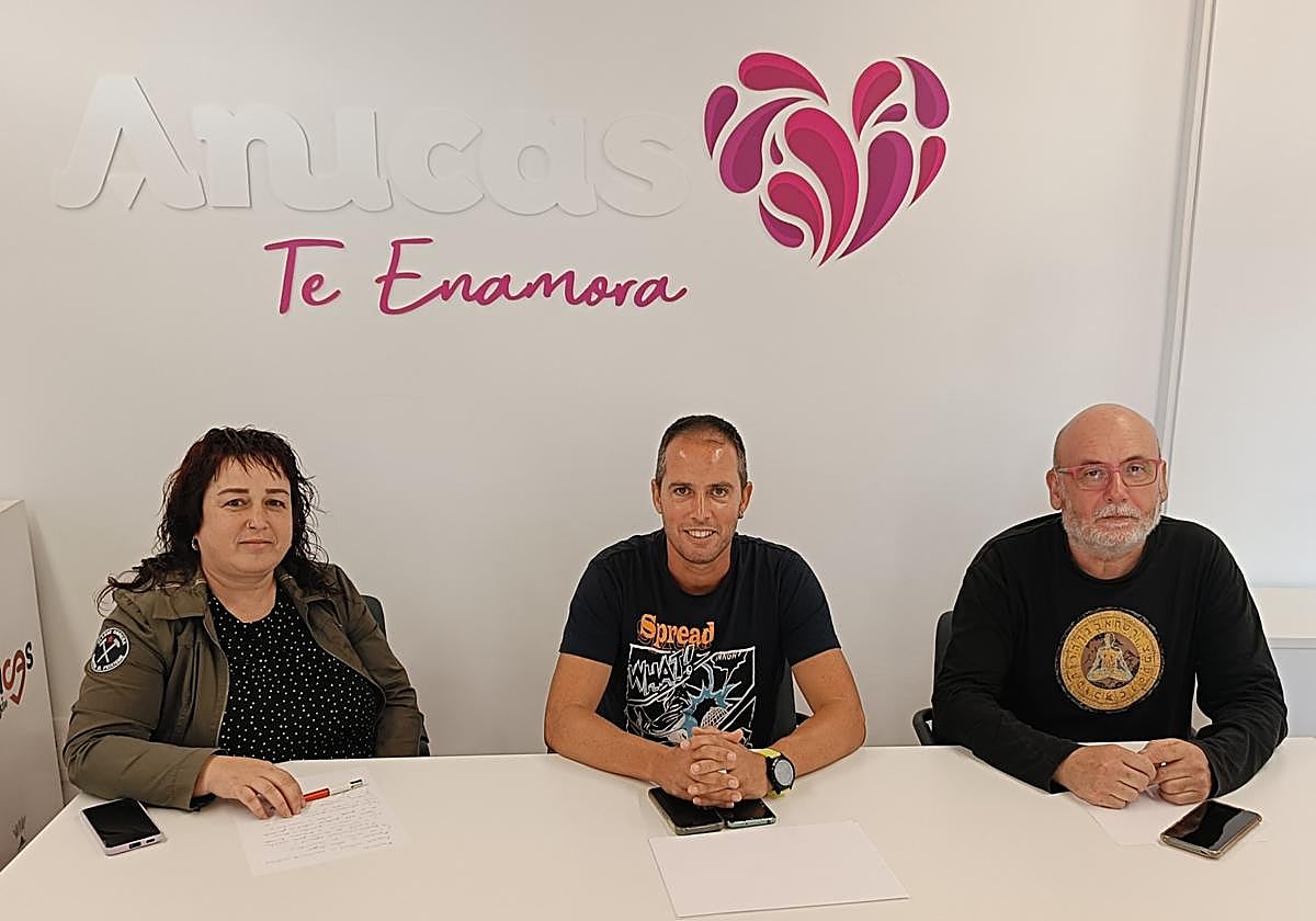 El concejal de Medio Ambiente dde Arucas (centro) junto a miembros de La Vinca.