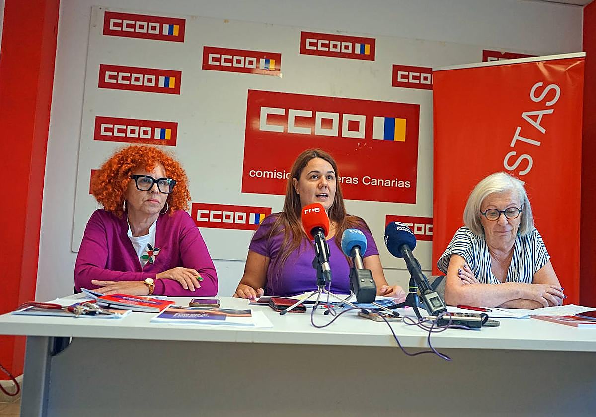 Esther Ortega (i), Elvira Hernández y Adelina Jaén (d) durante la presentación del informe 'Con más avances sin brechas'.