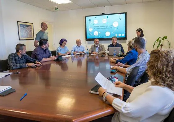 Momento de la presentación este lunes del Plan de Desarrollo Local al Gobierno municipal.