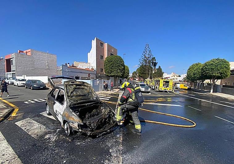Imagen del vehículo incendiado en Agüimes.