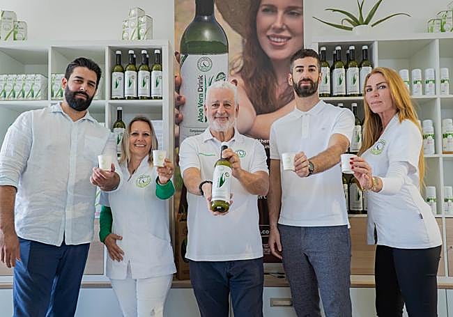 Foto grupal en la tienda de Finca Canarias, con la bebida de aloe.