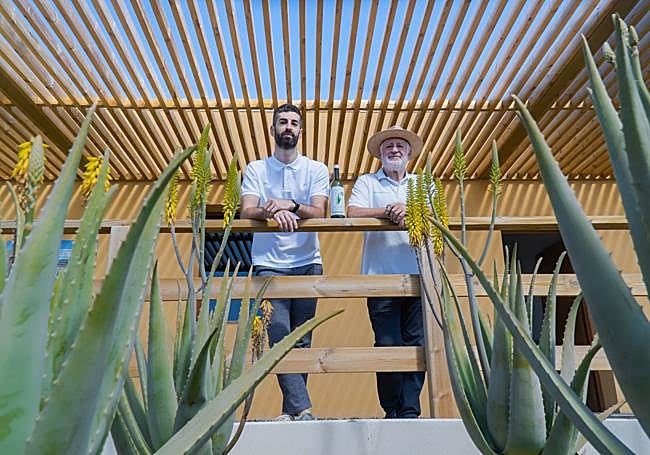 Padre e hijo, en una de las fincas.