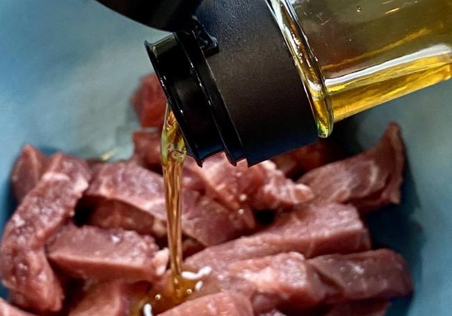 Vertemos aceite de sésamo y salsa de soja