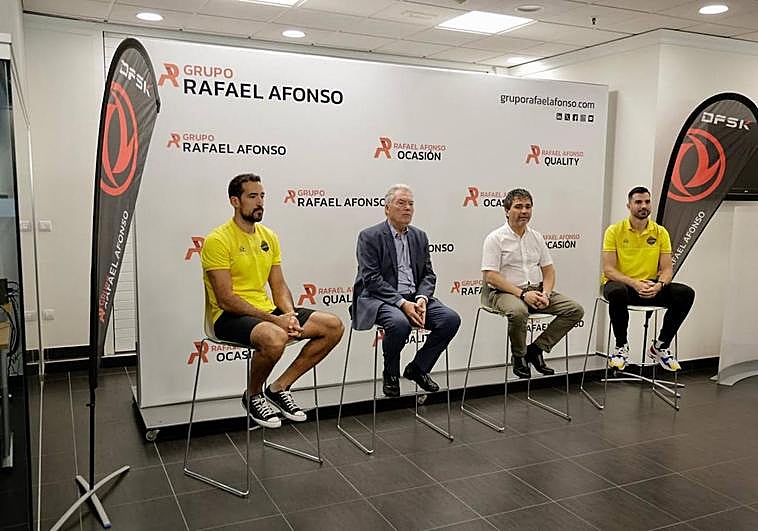Los jugadores del Guaguas Nico Bruno y Miguel Ángel de Amo, con el presidente del club, Juan Ruiz, y el presidente del Grupo Rafael Afonso, Leocadio Afonso, en el acto de este miércoles.