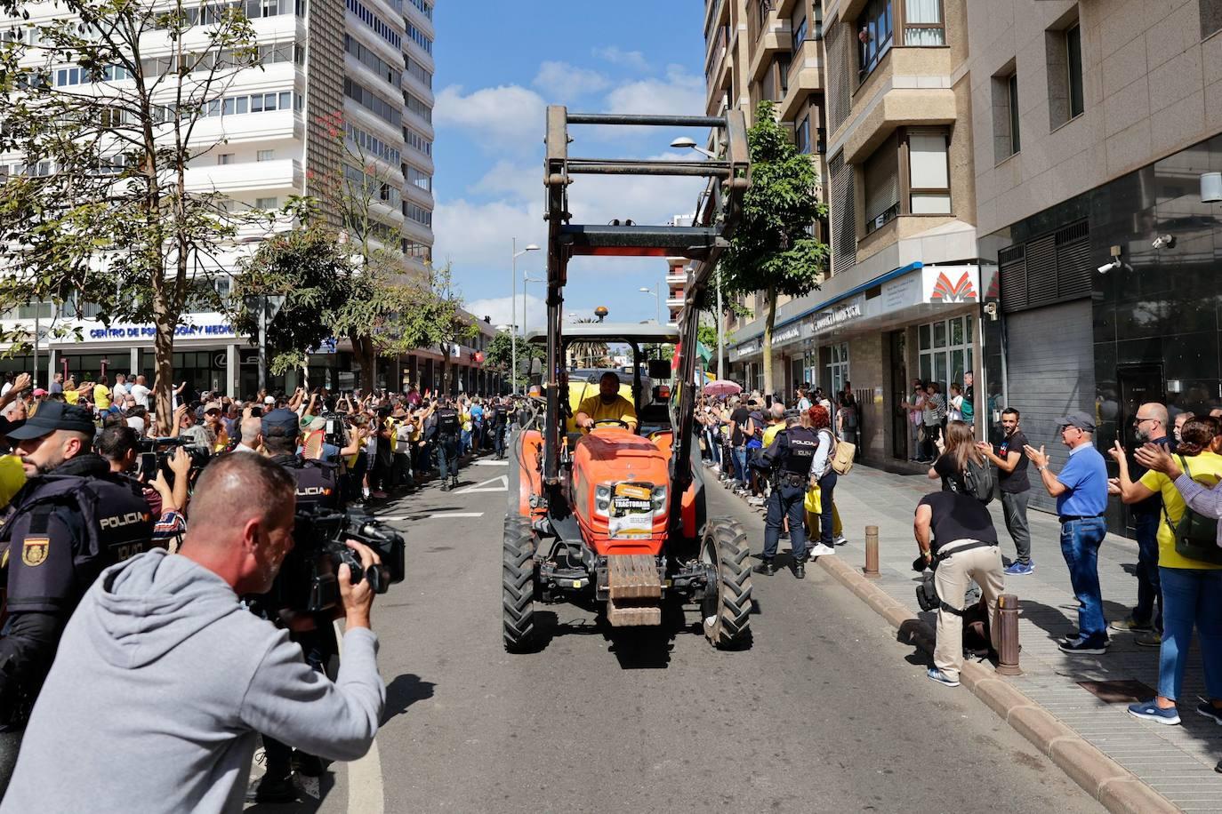 La tractorada toma la capital grancanaria en protesta por la situación del campo