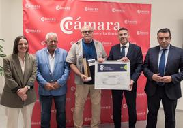 Ganador, con representantes de Cámara, Gobierno, Cabildo y Fundación Líneas Romero.