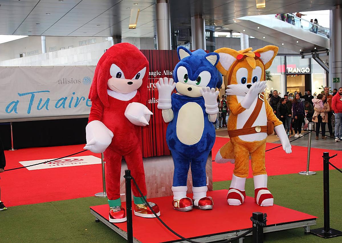 Imagen secundaria 1 - ¡Captura momentos inolvidables con tus personajes favoritos en el FotoMagic de Alisios!