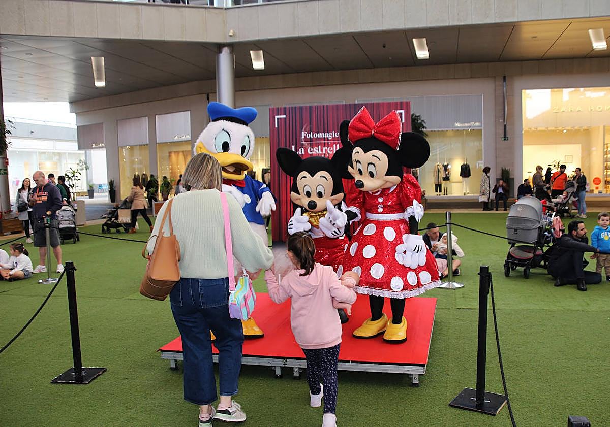 Imagen principal - ¡Captura momentos inolvidables con tus personajes favoritos en el FotoMagic de Alisios!