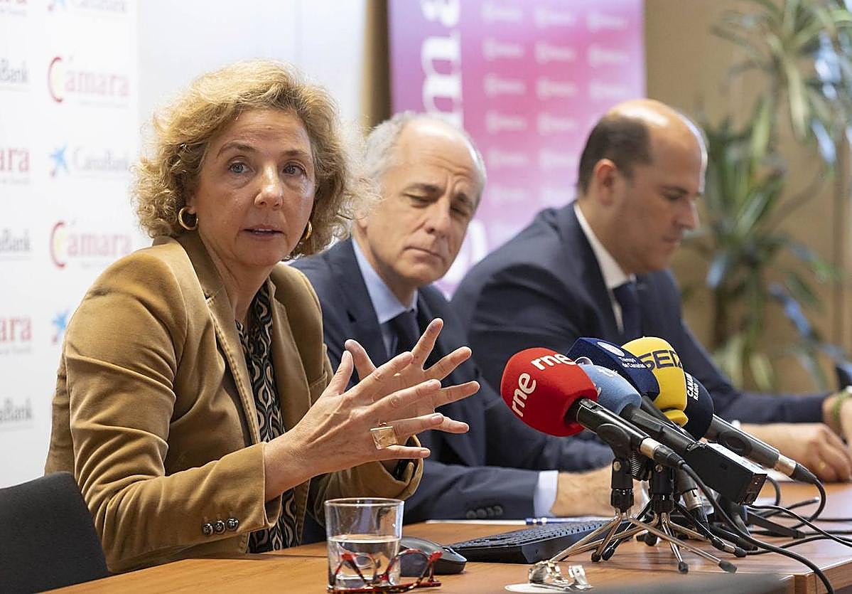 -El presidente de la Cámara de Comercio de Santa Cruz de Tenerife, Santiago Sesé (c), el director territorial de CaixaBank en Canarias, Manuel Afonso (d), y la directora general de la entidad, Lola Pérez (i).