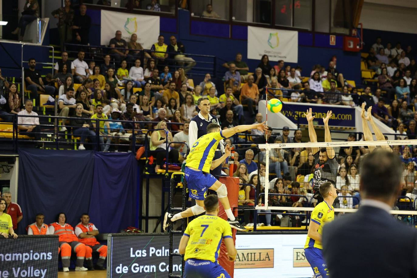 Imagen principal - El Ankara golpea primero y el Guaguas lo fía todo a la vuelta