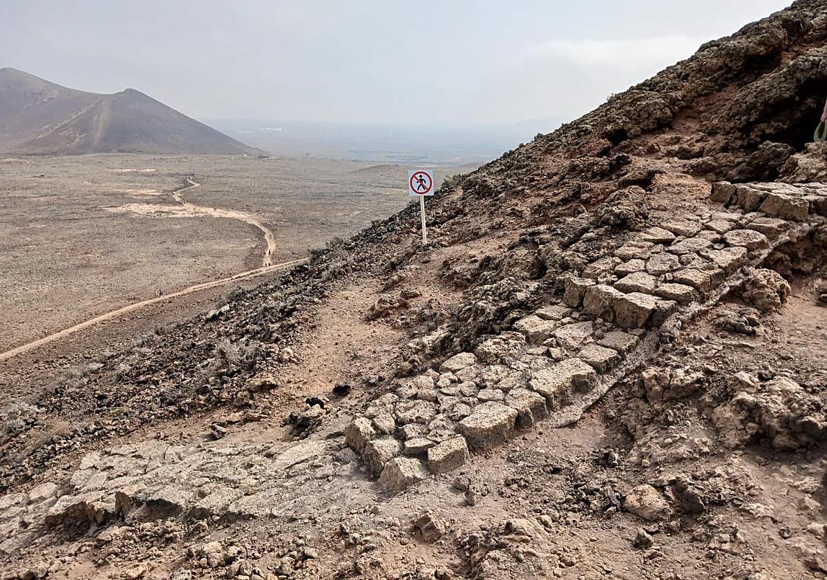Señal de prohibido transitar por senderos inhabilitados en el ascenso a Calderón Hondo, en Lajares, en el municipio de La Oliva.