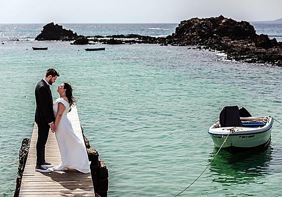 Postboda en 2023 en el muelle de El Puertito de la Isla de Lobos.
