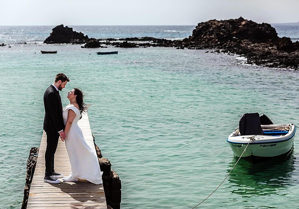 Postboda en 2023 en el muelle de El Puertito de la Isla de Lobos.
