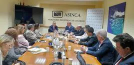 Imagen de la reunión entre el comisionado del REF y Asinca.