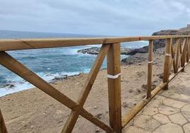 Imagen de las barandillas de madera del paseo de La Guancha, en la playa de El Agujero.