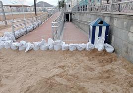 Se han dispuesto sacos llenos de arena en accesos al arenal.