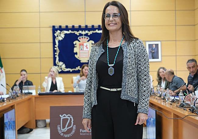 Lolina Negrín toma posesión como consejera del Cabildo por el PSOE en sustitución de María Jesús de la Cruz.