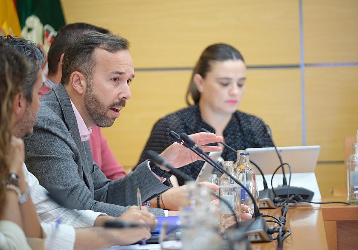 Luis González Cabrera, consejero de Transportes del Cabildo, que también intervino en el pleno en el debate de la declaración institucional.