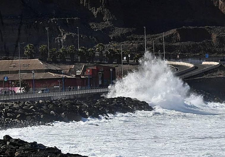 Imagen de una ola irrumpiendo el paso en una carretera de la capital grancanaria.