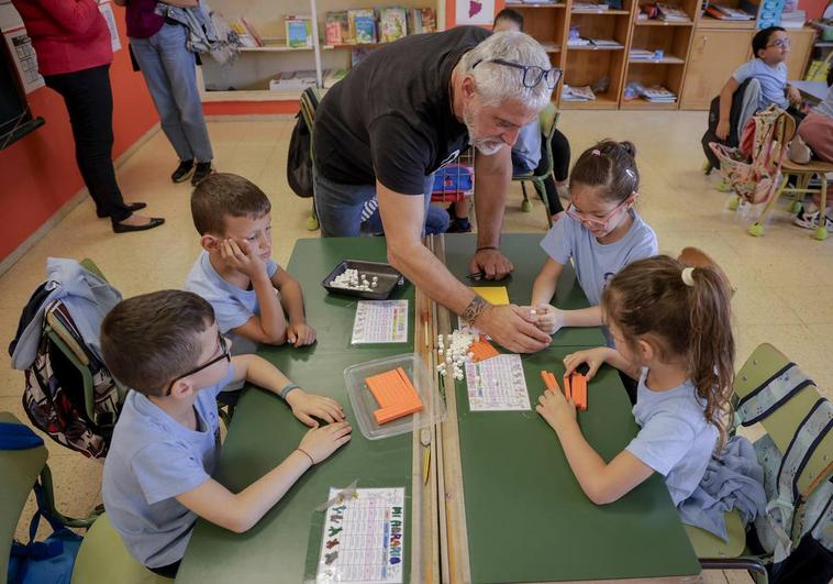 Pepe Vidal, uno de los profesores del Proyecto Newton, acude a los centros adheridos para apoyar a los docentes. En la imagen, con un grupo de niños y niñas de 7 años en el centro Pancho Guerra.