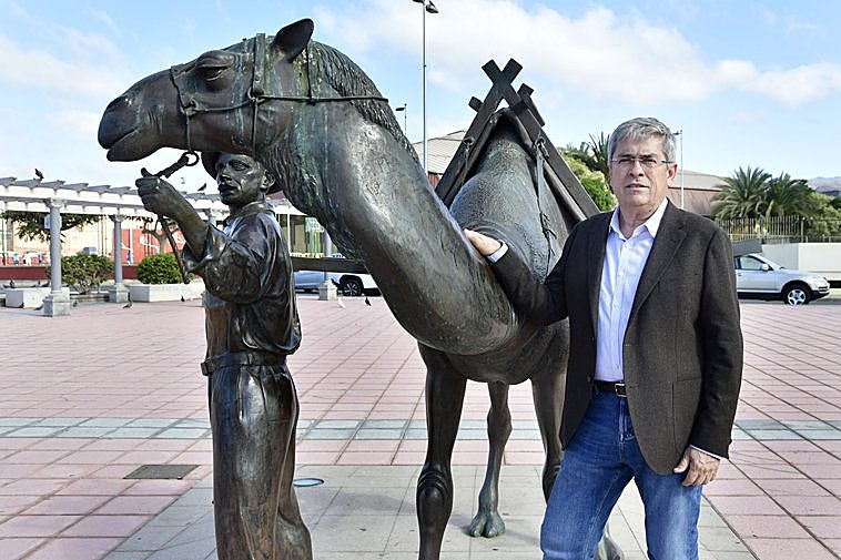 El alcalde de San Bartolomé de Tirajana, Marco Aurelio Pérez, posa junto a la escultura homenaje al camellero y al camello, en San Fernando.