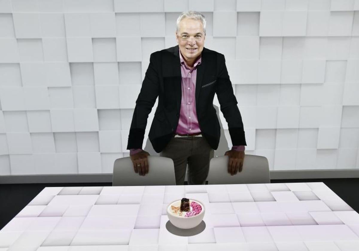Sergio Moreno dentro de la sala inmersiva enfocada a la gastronomía