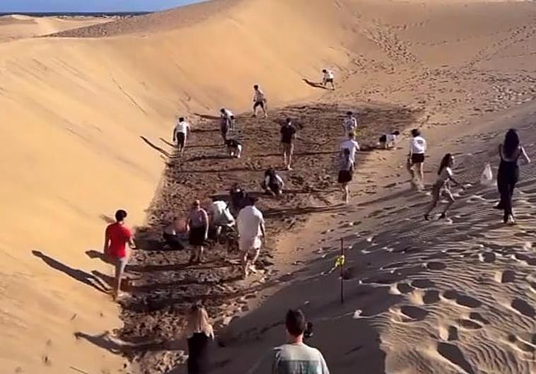Parte de los jóvenes que participaron en la búsqueda del dinero en las Dunas de Maspalomas.
