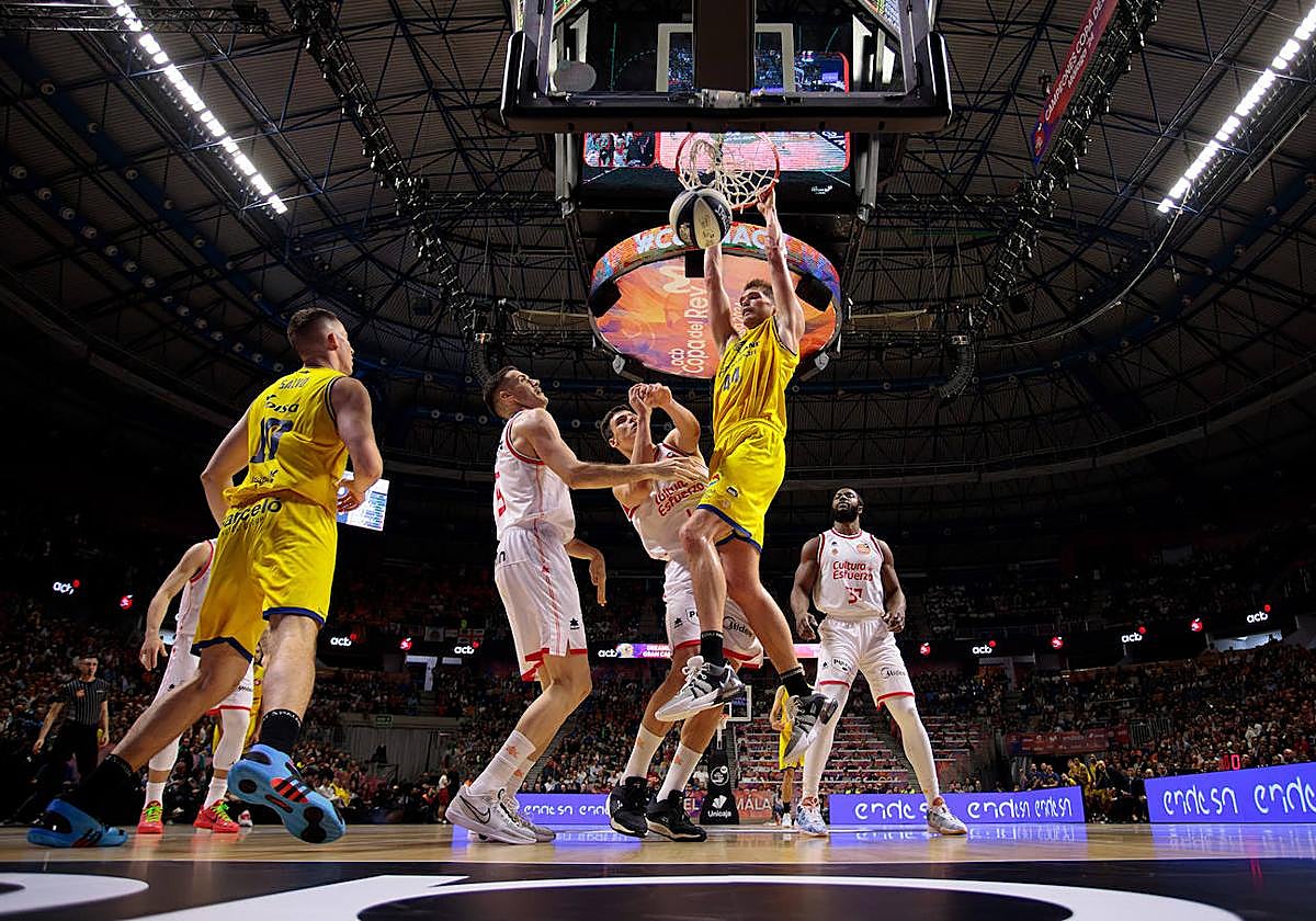 El pívot norteamericano Ben Lammers machaca el aro del Valencia Basket en la Copa del Rey de Málaga.