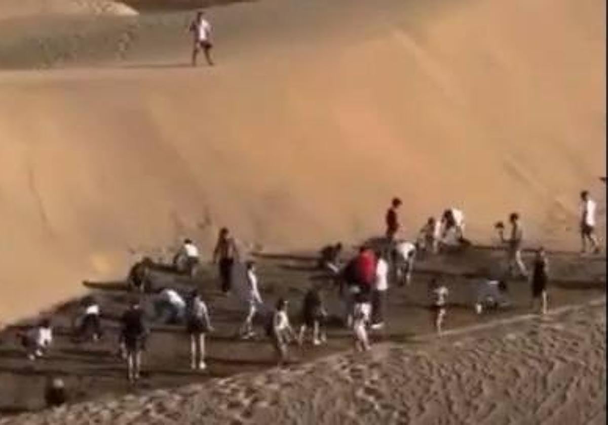 Decenas de jóvenes saltan a las Dunas de Maspalomas por un reto viral