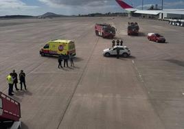 Imagen del momento del traslado del afectado, ahora fallecido, en el aeropuerto de Gran Canaria.