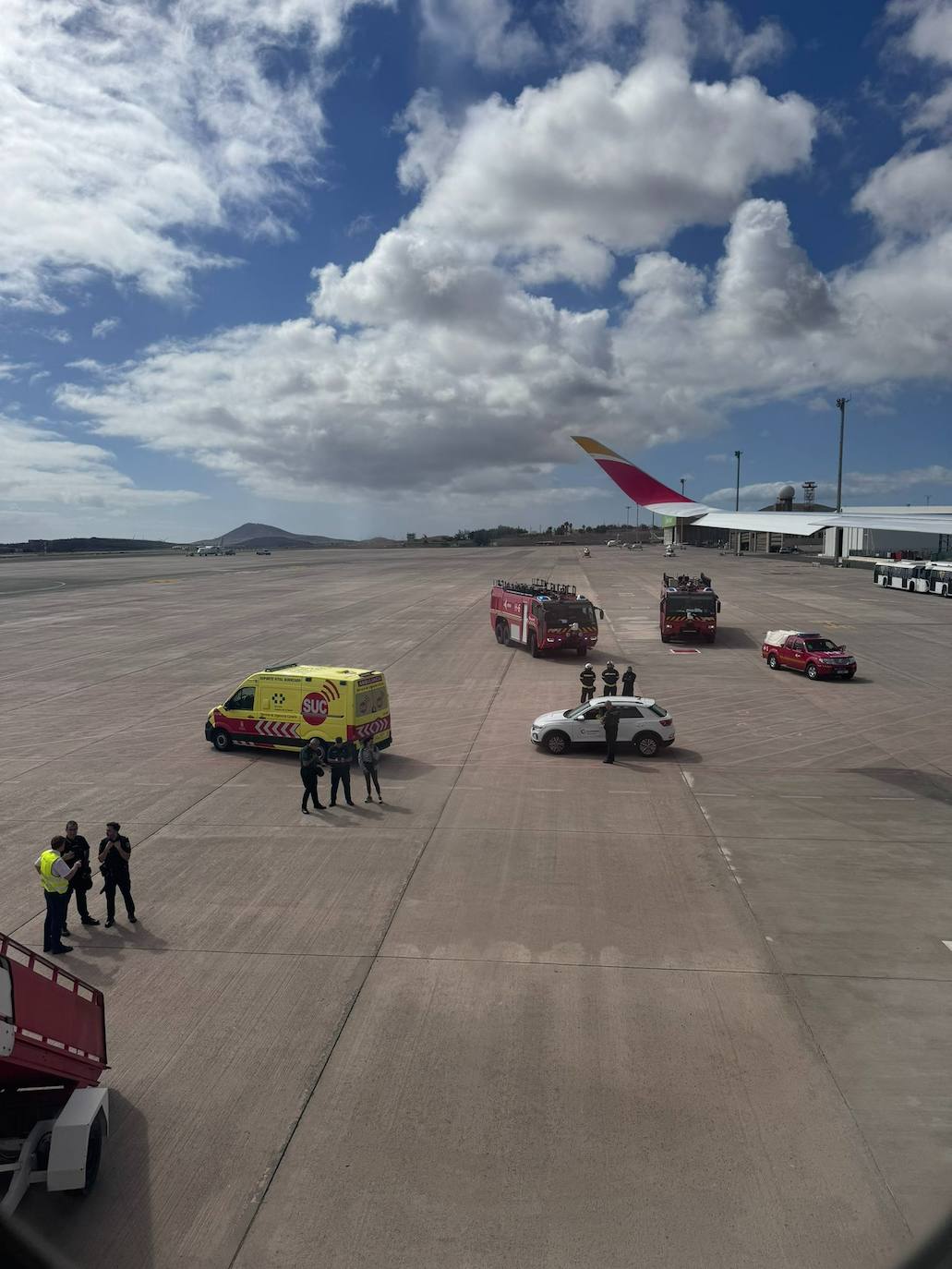 Imagen del momento del traslado del afectado, ahora fallecido, en el aeropuerto de Gran Canaria.