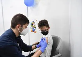 Imagen de archivo de un niño vacunándose contra la covid en Infecar, en la capital grancanaria.
