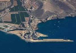 Imagen aérea del puerto de Santa Águeda y la fábrica de cemento instalada allí.