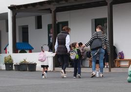 Eiden charla con su nueva auxiliar de enfermería este lunes, camino del aula.