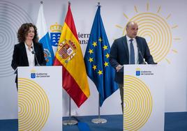 La consejera de Hacienda del Gobierno de Canarias, Matilde Asián, y el viceconsejero de Presidencia, Alfonso Cabello.