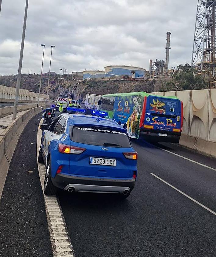 Imagen secundaria 2 - Un motorista grave en una colisión en Tenerife