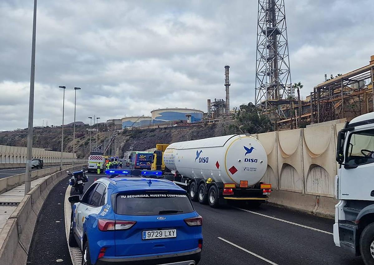 Imagen secundaria 1 - Un motorista grave en una colisión en Tenerife