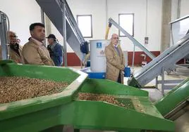 Morales y Díaz en la planta de biomasa de Artenara que ya fabrica pellets.