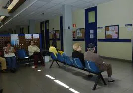 Imagen de archivo de pacientes esperando a entrar en consulta en el centro de salud de Guanarteme.