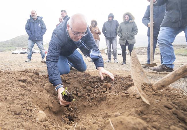 El presidente del Cabildo plantó un árbol en el nuevo bosque comestible de Artenara.
