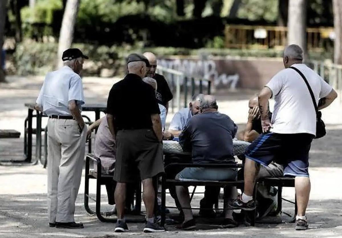 Jubilados durante un momento de ocio en un parque.