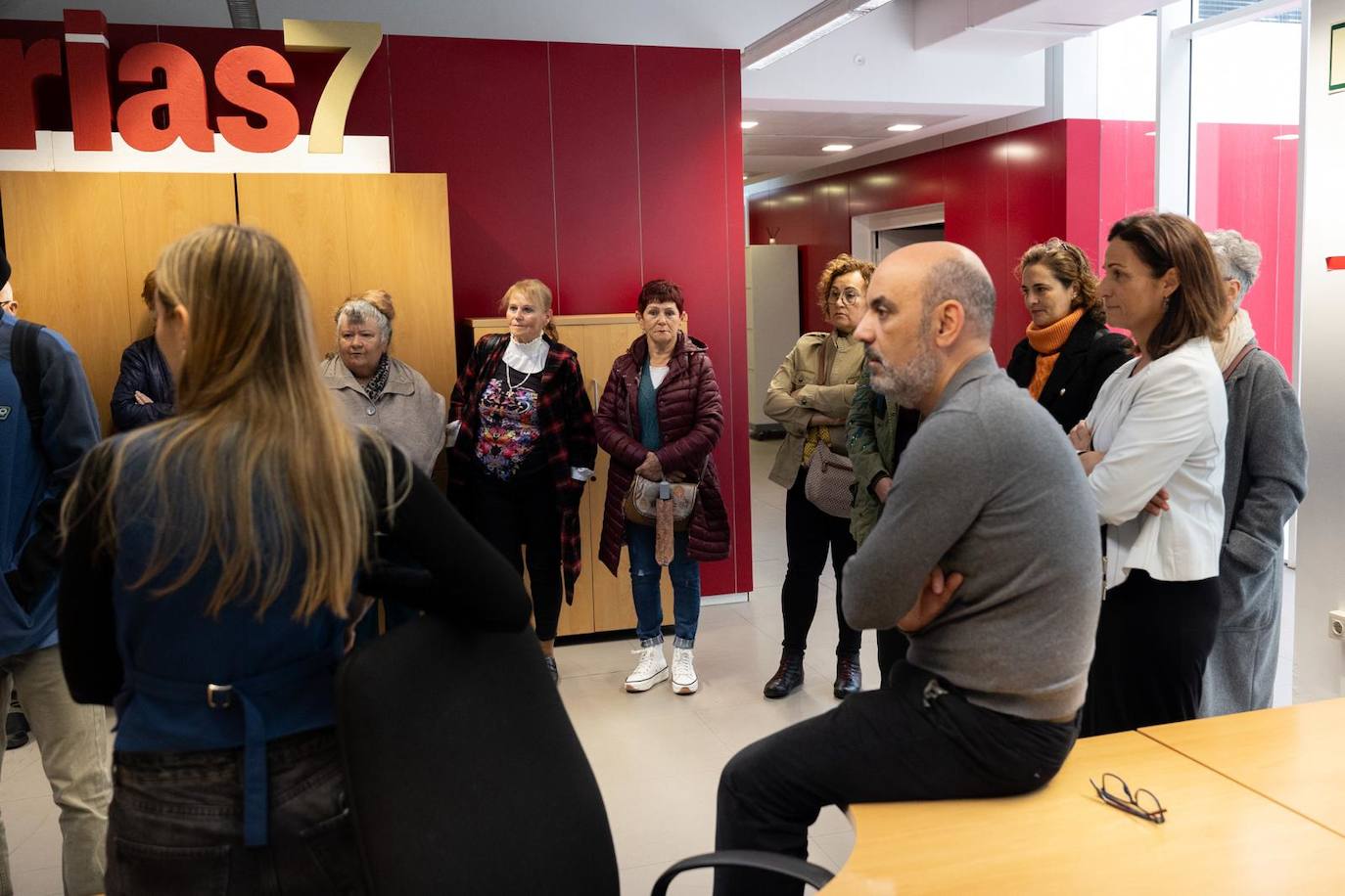 La visita del Centro de adultos La Herradura a CANARIAS7, en imágenes