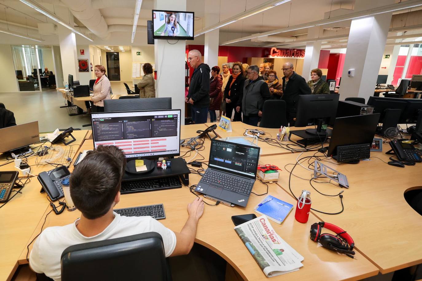 La visita del Centro de adultos La Herradura a CANARIAS7, en imágenes