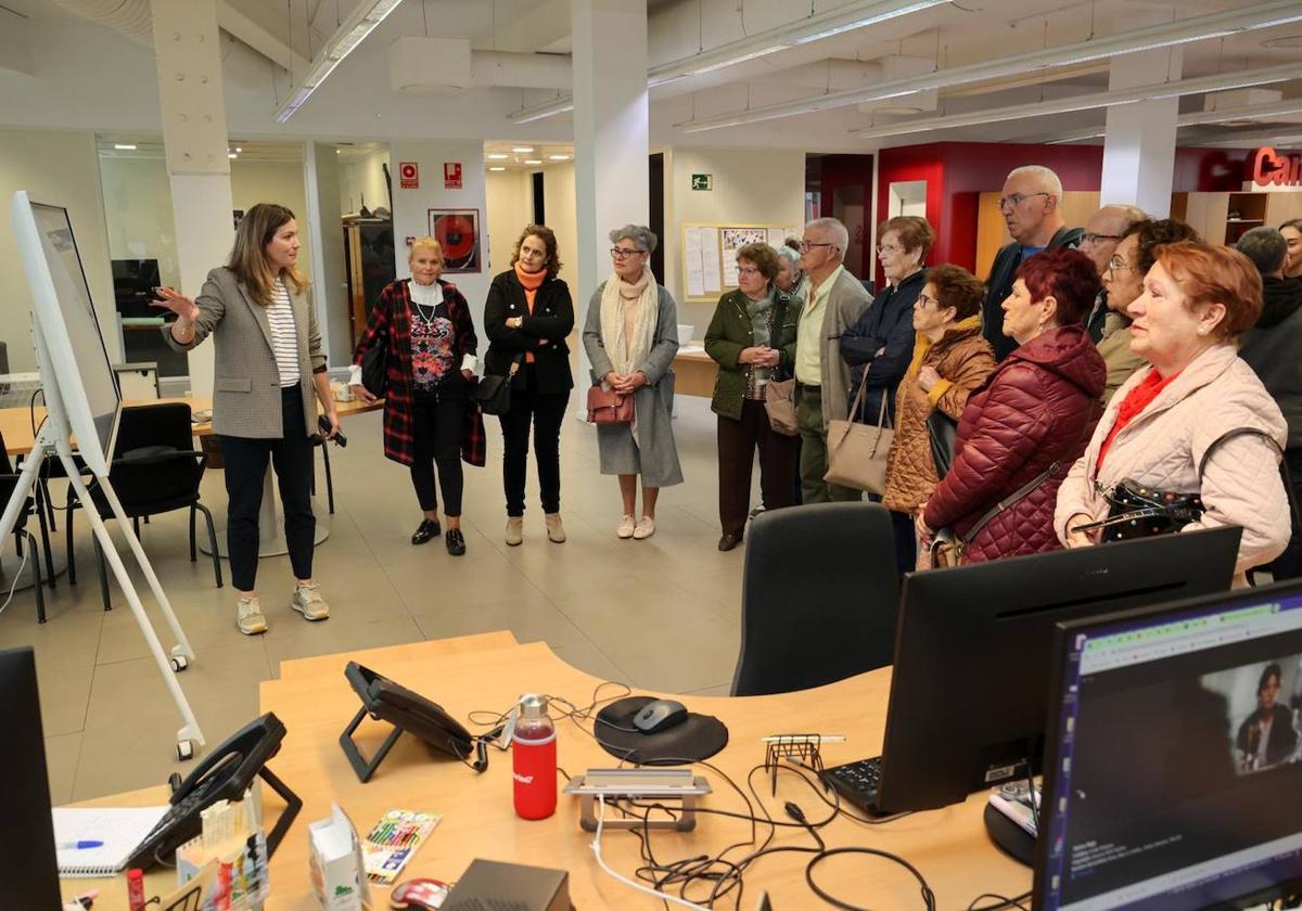 La visita del Centro de adultos La Herradura a CANARIAS7, en imágenes