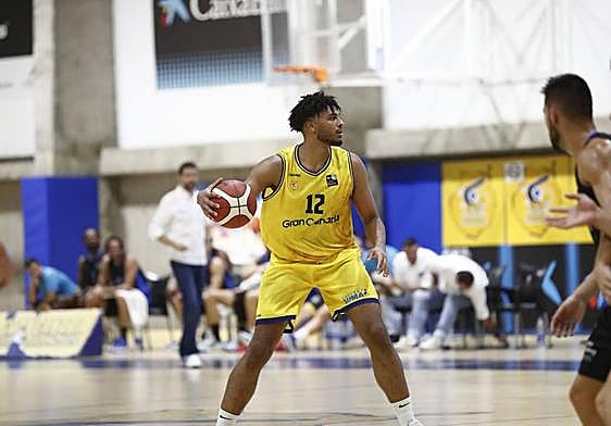 Jakub Urbaniak controla el balón en un partido con el filial del Granca.