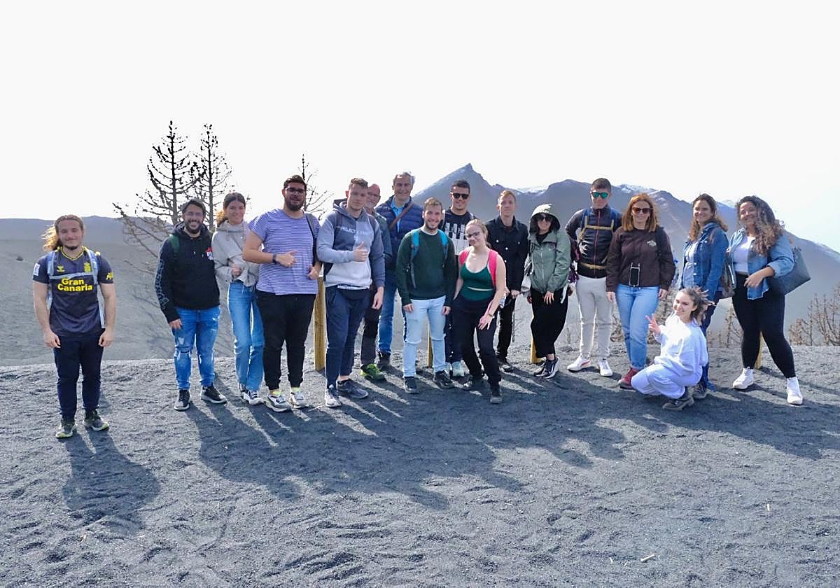 Imagen del grupo de docentes y alumnado del centro grancanario desplazado a La Palma.