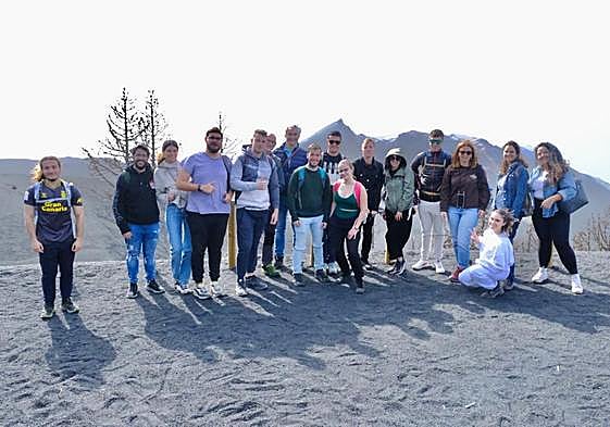 Imagen del grupo de docentes y alumnado del centro grancanario desplazado a La Palma.