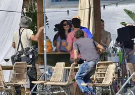 La cineasta Marina Seresesky charla con el actor Paco León, en la playa de Las Burras, durante el rodaje de 'Sin instrucciones'.